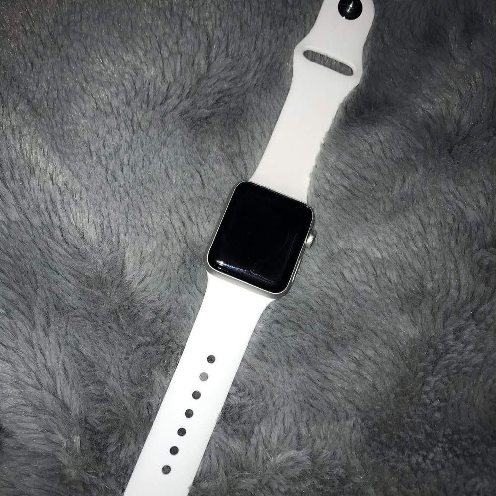 Silver Aluminum Apple Watch Series 3 38mm